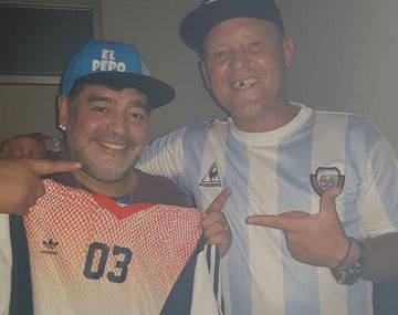 Maradona reapareció en un show del Pepo: cantaron y hasta se dieron un piquito