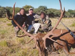 indignante: ramon diaz fue fotografiado con animales muertos indignante: ramon diaz fue fotografiado con animales muertos