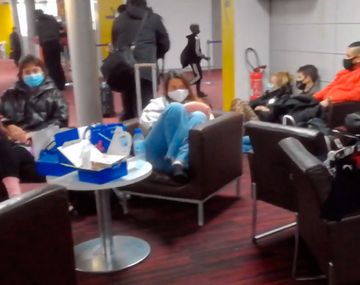 Trece argentinos están varados en un aeropuerto de París