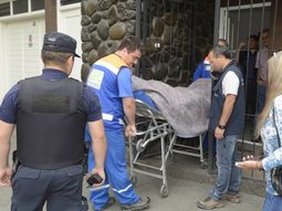 El médico fue trasladado lesionado desde su consultorio. El médico fue trasladado lesionado desde su consultorio.