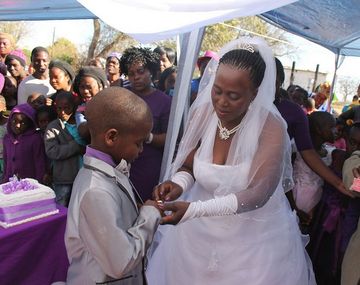 Polémica: niño de 9 años se casó con una mujer de 62 