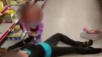 tremendo video: una beba intenta levantar a su mama, tirada por una sobredosis tremendo video: una beba intenta levantar a su mama, tirada por una sobredosis