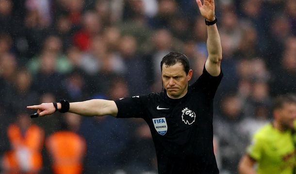 Insólito: los árbitros de la Premier League deberán revelar de qué equipo son hinchas