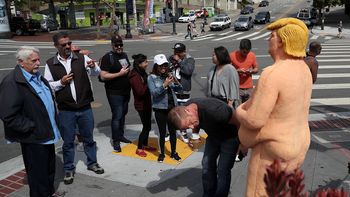 conmocion por la aparicion de una estatua de donald trump desnudo conmocion por la aparicion de una estatua de donald trump desnudo