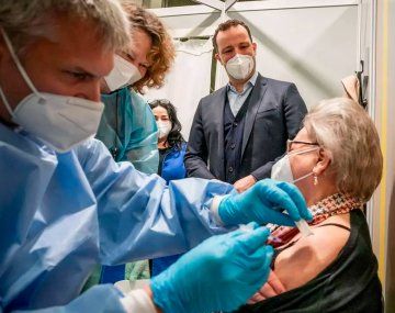 Un estudio británico afirma que la protección de las vacunas disminuye a los seis meses