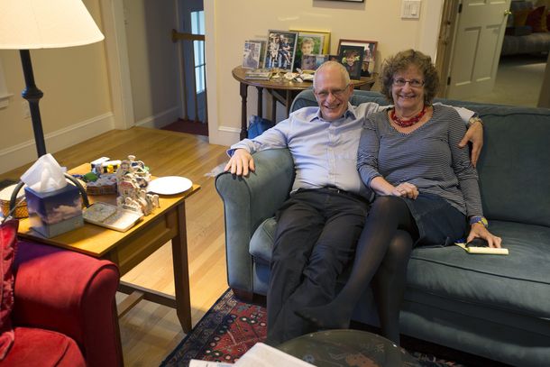 El profesor de Economía de Harvard Oliver Hart posa junto a su esposa Rita Goldberg.