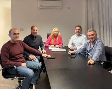 Karina se impuso en el cierre de listas bonaerense y dejó herido a Santiago Caputo