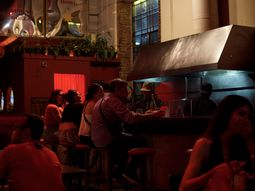 Un viaje al auténtico street food vietnamita en la ciudad