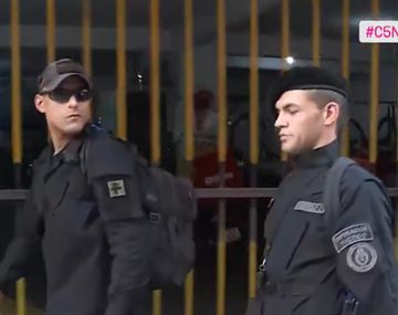 Descubrieron a dos infiltrados vestidos de policía en la marcha de jubilados: el video