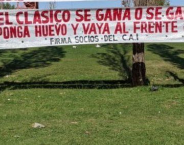 Independiente: los hinchas presionaron a los jugadores con una bandera