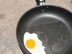 Por las elevadas temperaturas, cocinó un huevo en el asfalto