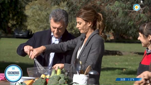 No, mirá...: Macri quiso batir unos huevos en Cocineros Argentinos y Juliana Awada lo retó