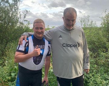 Fue el primero en parar: Bielsa ayudó a un ciclista al que se le pinchó una rueda