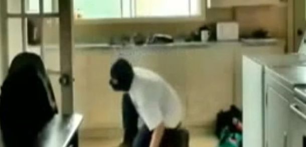 VIDEO: Juega con nunchakus y termina golpeado en el peor lugar