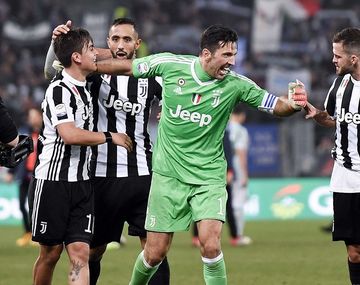 Buffon abrazó a Dybala tras su gol para Juventus - Crédito: @juventusfces