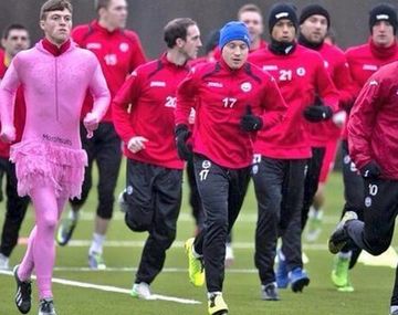 Un técnico castiga a sus jugadores con disfraces ridículos