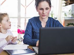 El 70% de quienes hacen teletrabajo deben cuidar a sus hijos al mismo tiempo