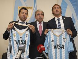 santiago capurro fue presentado como entrenador de las leonas santiago capurro fue presentado como entrenador de las leonas