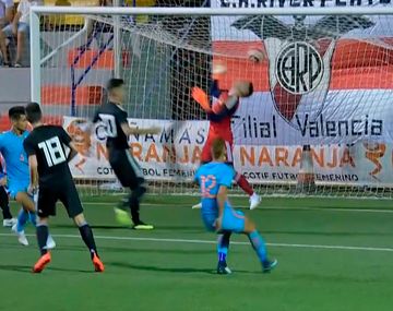 El increíble blooper del arquero de la Selección Sub 20 en el torneo de LAlcudia