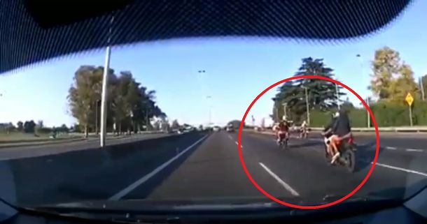 VIDEO: Motochorros armados a toda velocidad en plena autopista Riccheri