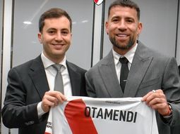 Stéfano Di Carlo y Nicolás Otamendi posan con la camiseta de River. Stéfano Di Carlo y Nicolás Otamendi posan con la camiseta de River.