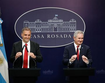 El jefe de Gabinete, Manuel Adorni, junto al canciller Pablo Quirno