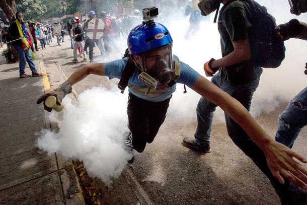 Un joven con una cámara GoPro en el casco en las protestas en Venezuela
