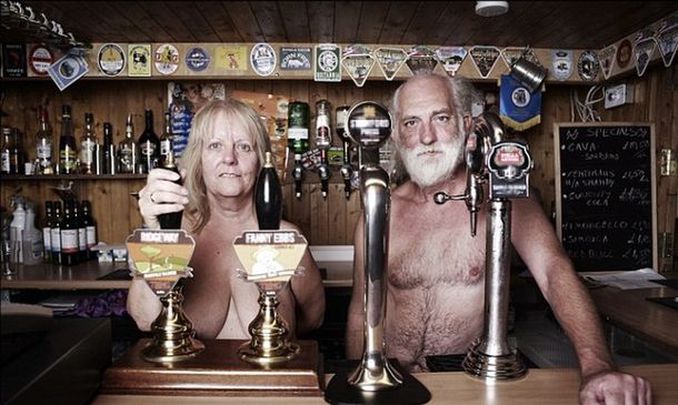 Descubren un pueblo escondido en Inglaterra en el que la gente vive desnuda