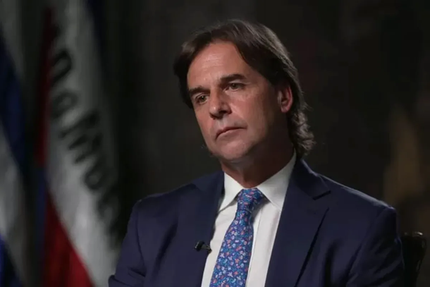 La aprobación de la gestión de Lacalle Pou se derrumbó 13 puntos