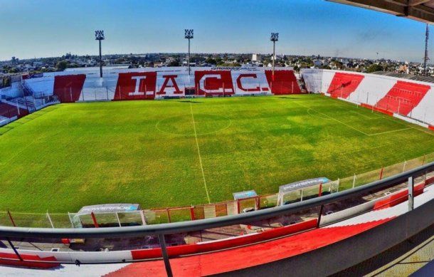 Pelota libre de riesgo en el celular: cómo ver en vivo Instituto vs Deportivo Riestra