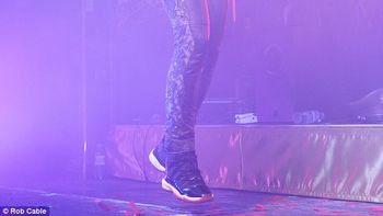 una famosa cantante casi desborda su vestuario una famosa cantante casi desborda su vestuario