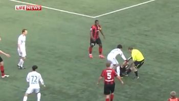 locura en rusia, un arbitro ataco a un jugador en pleno partido locura en rusia, un arbitro ataco a un jugador en pleno partido