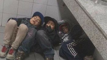 Los tres nenes durmiendo en la estación Los tres nenes durmiendo en la estación
