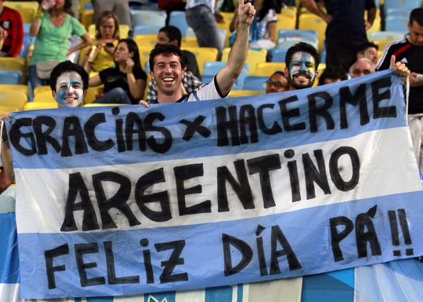 En el templo del fútbol brasileño se escuchó que Maradona es más grande que Pelé