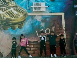 La foto de los hijos de Messi frente al mural de La Pulga en Rosario