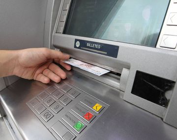 Insólito: fue a sacar plata y terminó una hora encerrado en el cajero