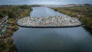 Una barrera en un río logró contener más de 400 kilos de basura en ocho meses.