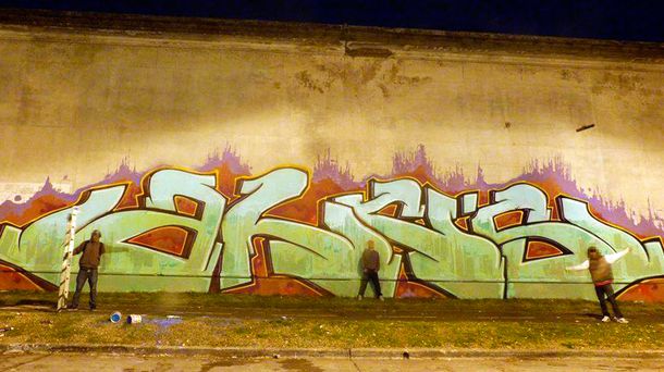 Éstos son los graffiteros argentinos sin rostro ni nombre que pintan los trenes del mundo