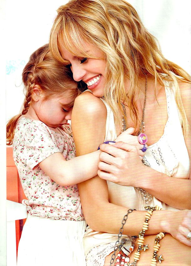 Mariana Fabbiani posó por primera vez junto a su hija Matilda