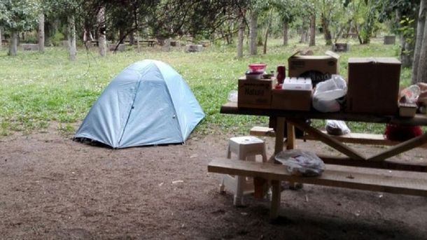 La carpa en la que vive la maestra junto a su pareja