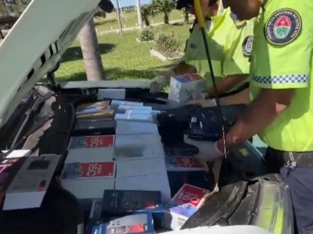 Entre Ríos: detuvieron a dos mujeres que viajaban con 100 celulares escondidos en el motor
