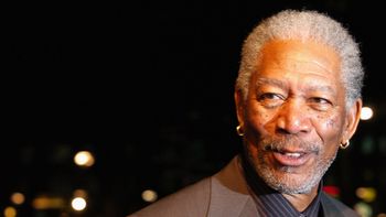 se salvo de milagro: estallo un neumatico del avion en el que viajaba morgan freeman se salvo de milagro: estallo un neumatico del avion en el que viajaba morgan freeman