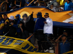 las fotos del lider de la 12 en la cancha de lanus las fotos del lider de la 12 en la cancha de lanus