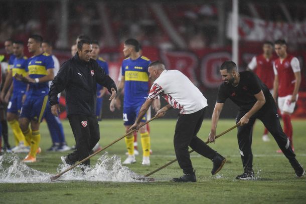 Bajo un diluvio y tras una suspensión de 23 minutos, Independiente y Boca empataron