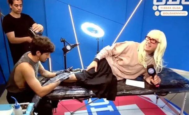 Caro Pardíaco se tatuó en vivo en Olga y se volvió viral