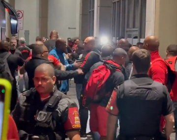 La barra brava de Flamengo fue a buscar a los jugadores al aeropuerto