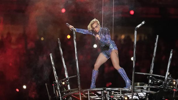 Lady Gaga en el espectáculo de medio tiempo del Súper Bowl