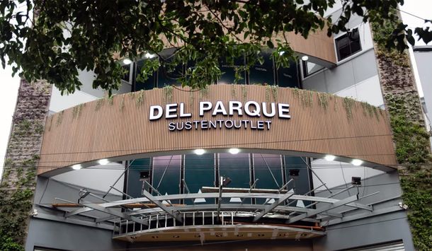 Reabre un tradicional shopping que cerró por la crisis de Macri