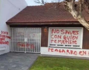 No sabes con quién te metiste; dejalo en paz a Miguel: las misteriosas pintadas en Tandil