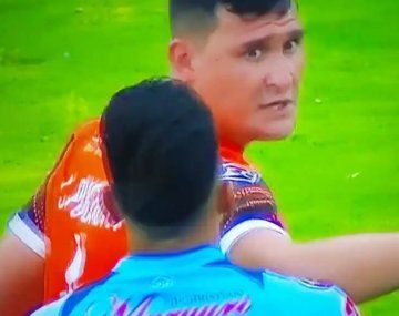 Expulsaron a un arquero argentino por orinar en la cancha durante un partido